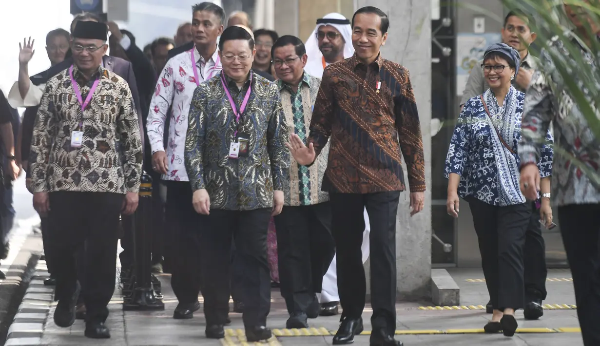 Selain dubes, tampak pula sejumlah menteri ikut mendampingi Jokowi naik MRT. (FOTO: ANTARA FOTO/Hafidz Mubarak A/pool)