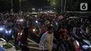 Mobilitas warga saat perayaan malam Tahun Baru di Jakarta, Jumat (31/12/2021). Polda Metro Jaya melakukan pengendalian mobilitas Crowd Free Night (malam bebas keramaian) dengan membubarkan warga yang nekat keluar rumah dan tidak mematuhi aturan. (Liputan6.com/Johan Tallo)