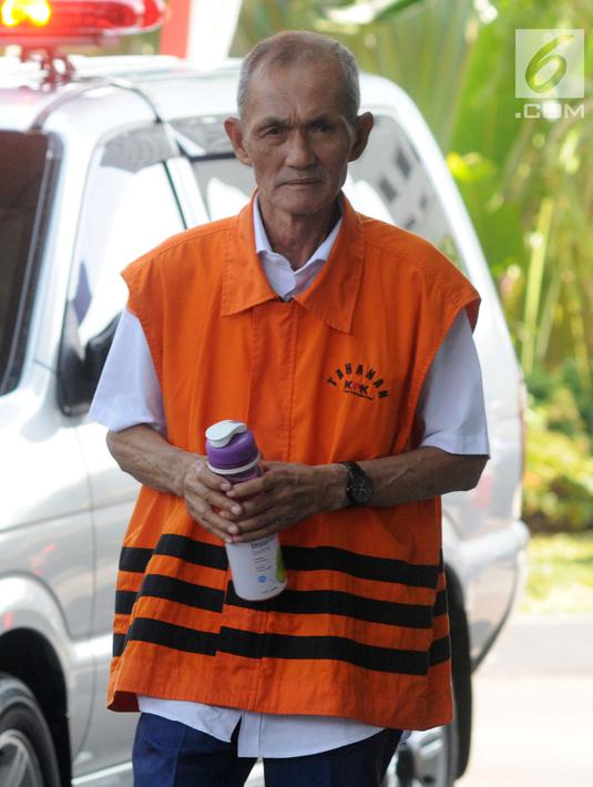 Mantan anggota DPRD Sumatera Utara Elezaro Duha saat akan menjalani pemeriksaan di Gedung KPK, Jakarta, Senin (10/9). Elezaro juga diduga menerima suap terkait Pengesahan Perubahan APBD 2013, 2014 dan 2015. (Merdeka.com/Dwi Narwoko)