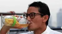 Sandiaga Uno minum air lemon cinta buatan sang istri, Nur Asia Uno. (dok.Instagram @sandiuno/https://www.instagram.com/p/Bq1u3-IhOZ8/Henry