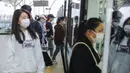 Para penumpang mengantre untuk menaiki metro jalur satu di Wuhan, Provinsi Hubei, China, Rabu (22/4/2020). Mulai 22 April 2020, semua transportasi umum di Wuhan kembali beroperasi seperti sediakala. (Xinhua/Shen Bohan)