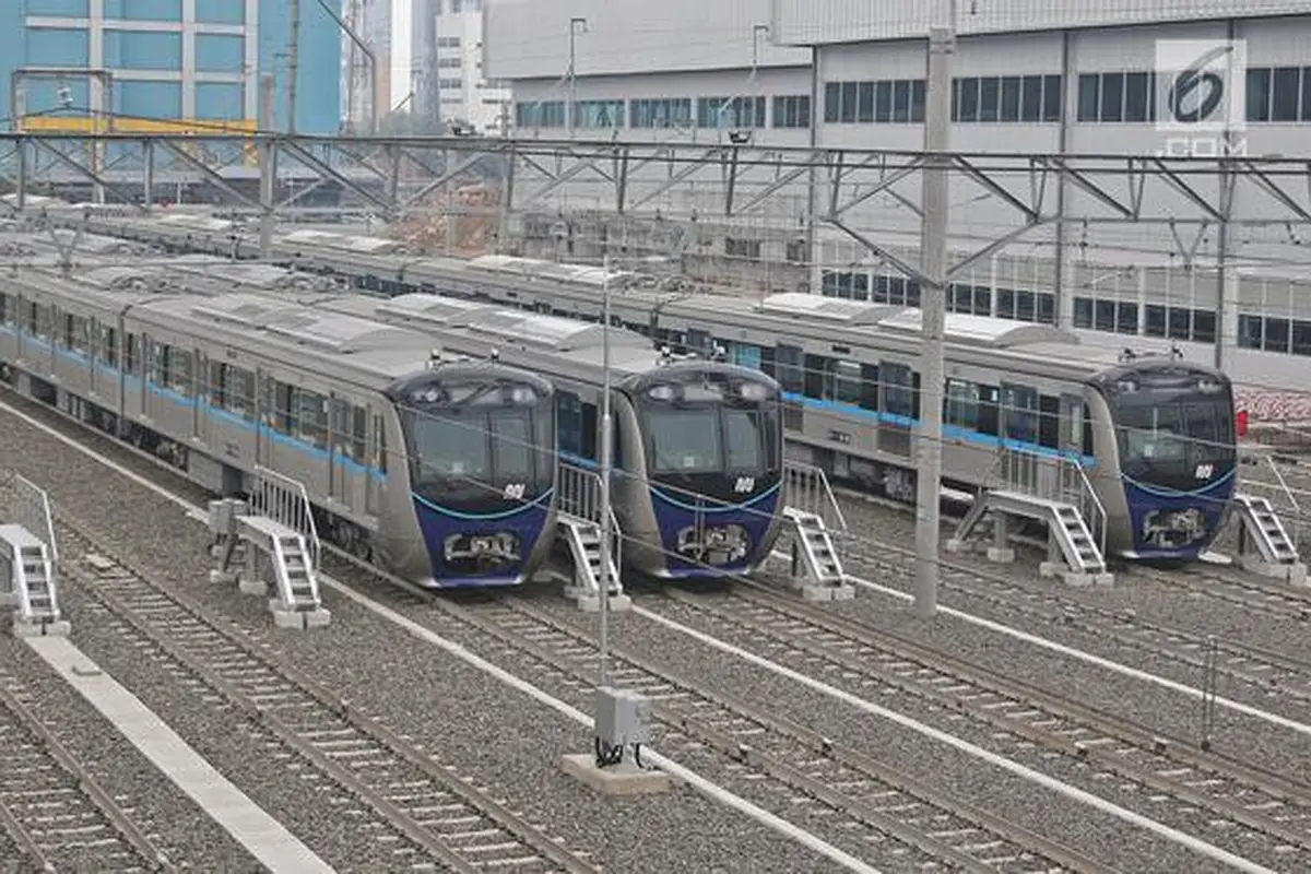 Kereta mass rapid transit (MRT) terparkir di depo MRT Lebak Bulus, Jakarta, Selasa (28/8). Progres konstruksi moda transportasi MRT Jakarta fase I rute Lebak Bulus-Bundaran HI kini mencapai hampir 96 persen. (Liputan6.com/Herman Zakharia)