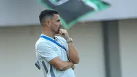 Pelatih Persita Tangerang, Carlos Pena mendampingi timnya saat berhadapan dengan Persebaya Surabaya&nbsp;pada pekan kedua BRI Super League 2025/2026 di Indomilk Arena, Sabtu (16/8/2025). (Bola.com/ Abdul Aziz)