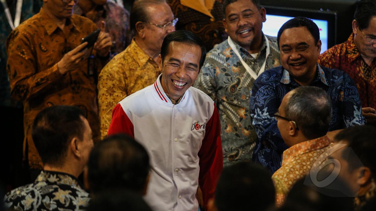 Jokowi Dapat Jaket Khusus Dari Wartawan