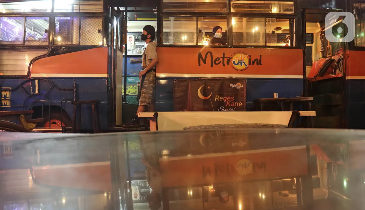 Penampakan kafe yang menggunakan angkutan metromini di Bekasi, Jawa Barat, Kamis (15/4/2021). Kafe ini berinovasi di tengah pandemi COVID-19 dengan menggunakan armada metromini yang sudah tidak terpakai sebagai tempat makan pengunjung. (Liputan6.com/Herman Zakharia)