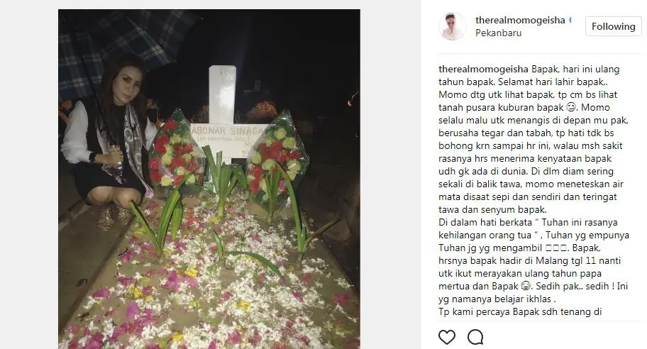 Momo Geisha ziarah ke makam sang ayah [foto: instagram/therealmomogeisha]
