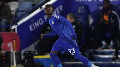 Pemain Leicester, Jeremy Monga melakukan debut bersama timnya dengan tanpa menggunakan sponsor pada jersenya dalam laga lanjutan Liga Inggris 2024/2025 melawan Newcastle di King Power Stadium, Leicester, Inggris, Senin (07/04/2025) waktu setempat. (AFP/Darren Staples)