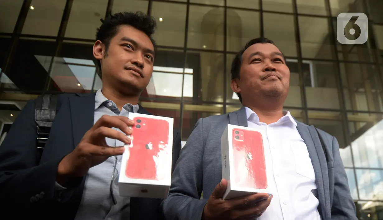 LSM MAKI menunjukkan iPhone 11 sebagai hadiah bagi yang memberikan informasi keberadaan Harun Masiku dan Nurhadi di Gedung KPK, Jakarta, Jumat (21/2/2020). Harun Masiku terkait dugaan suap penetapan anggota DPR Terpilih 2019-2024 dan Nurhadi kasus gratifikasi Rp 46 miliar. (merdeka.com/Dwi Narwoko)