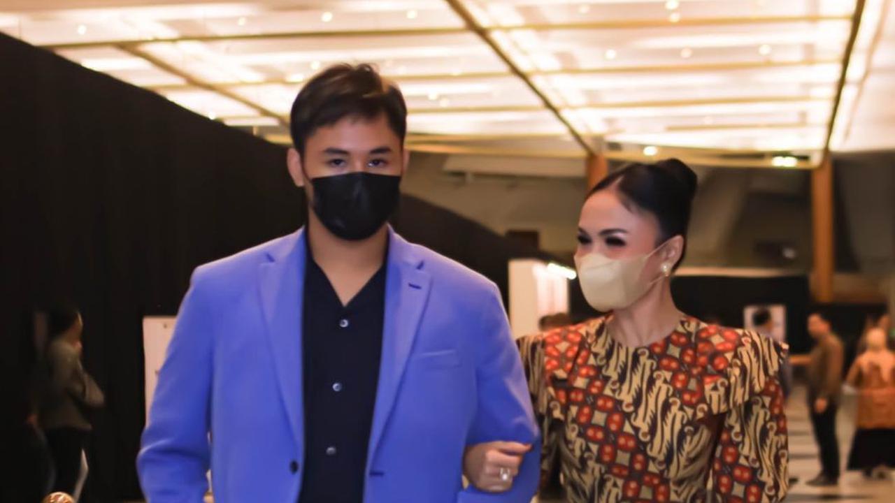 Ditemani Putranya, Ini 7 Potret Yuni Shara dalam Acara Mengenang Ani Yudhoyono