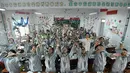 Para siswa melemparkan sobekan kertas melepaskan stres sebelum ujian masuk perguruan tinggi di sebuah sekolah tinggi di Handan, Provinsi Hebei China utara, (24/5). Cara unik ini dilakukan agar para siswanya lebih rileks menghadapi ujian. (AFP PHOTO/STR)