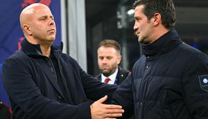 Manajer Liverpool Arne Slot bersama pelatih Inter Milan Cristian Chivu. (Stefano RELLANDINI / AFP)