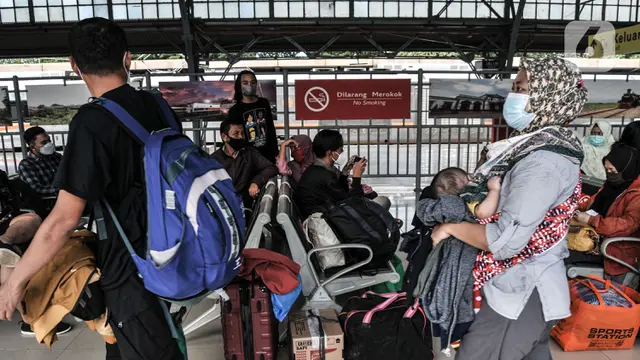 FOTO: Jelang Larangan Mudik, Ribuan Penumpang Padati Stasiun Pasar Senen