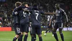 Gol Federico Valverde pada menit ke-90+4 memastikan Los Blancos membawa pulang tiga poin. Tampak dalam foto, pemain Real Madrid merayakan gol yang dicetak Federico Valverde (kedua kiri) pada pertandingan pekan ke-27 La Liga 2025/2026 melawan Celta Vigo di Estadio Abanca-Balaidos pada Jumat 6 Maret 2026 waktu setempat atau Sabtu 7 Maret 2026 dini hari WIB. (Miguel RIOPA/AFP)