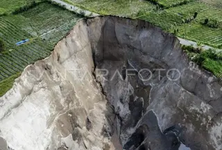 Tanah bergerak di Aceh Tengah. Antara)