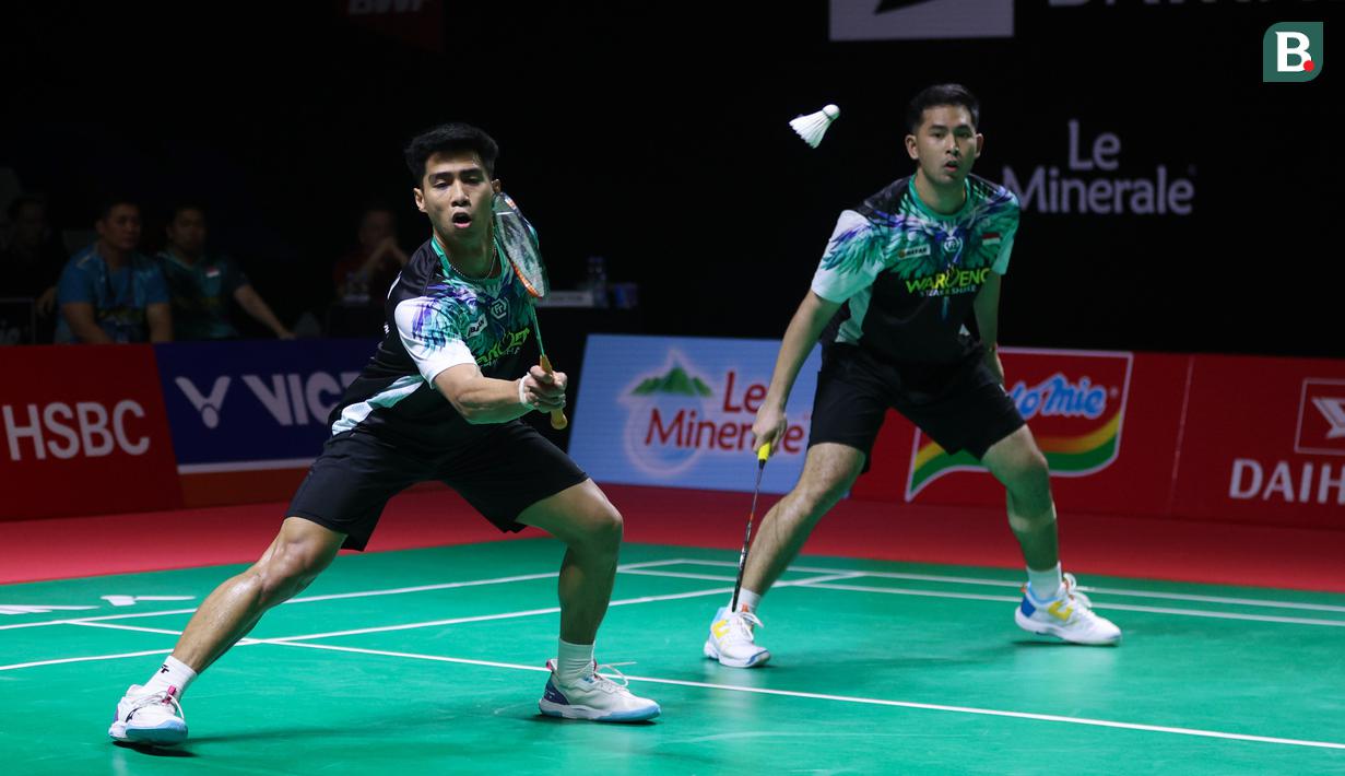 Ganda putra Indonesia Sabar Karyaman Gutama/Moh Reza Pahlevi Isfahani saat melawan sesama wakil Indonesia Raymond Indra/Nikolaus Joaquin pada laga semifinal Indonesia Masters 2026 di Istora Senayan, Jakarta, Sabtu (24/01/2025). (Bola.com/M Iqbal Ichsan)