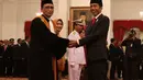 Presiden Joko Widodo bersalaman dengan Sunarto saat pelantikan Wakil Ketua Mahkamah Agung Bidang non Yudisial di Istana Negara, Jakarta (23/5). (Liputan6.com/Angga Yuniar)