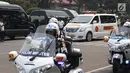 Kedatangan mobil jenazah pembawa Presiden ke-3 RI BJ Habibie di TMP Kalibata, Jakarta, Kamis (12/9/2019). Habibie dikebumikan bersebelahan dengan makam istri tercintanya, Ainun Habibie. (Liputan6.com/Helmi Fithriansyah)