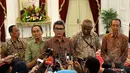 Presiden Joko Widodo menerima lima pimpinan KPK Taufiqurrahman Ruki (kedua dari kanan) bersama Indriyanto Senoadji, Johan Budi SP, Zulkarnaen dan Adnan Pandu Praja di Istana Merdeka, Jakarta Jumat (27/2/2015). (Liputan6.com/Faizal Fanani