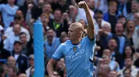 Striker Manchester City, Erling Haaland merayakan gol yang ia cetak ke gawang Ipswich Town dalam laga Premier League, Sabtu (24/8/2024). (AFP/Darren Staples)