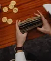 Konsep soft saving menawarkan pendekatan finansial yang lebih fleksibel, tetapi tetap membutuhkan batas agar kebutuhan masa depan tidak terabaikan. (Foto/Dok: Pexels)