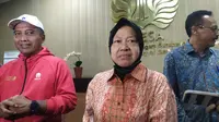 Menteri Sosial Tri RIsmaharini saat kunjungan ke Unesa. (Dian Kurniawan/Liputan6.com)