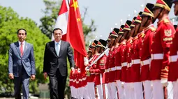 Presiden Jokowi bersama Perdana Menteri China Li Keqiang memeriksa pasukan saat kunjungan kenegaraan di Istana Bogor, Senin (7/5). Kerja sama perdagangan dan investasi merupakan isu utama yang akan dibahas Li dan Jokowi. (Mast Irham/Pool via AP)