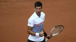 Petenis Serbia, Novak Djokovic, saat bertanding melawan petenis Argentina, Diego Schwartzman pada Prancis Terbuka 2017 di Stadion Roland Garros, Paris, Jumat (02/06/2017). (AFP/Lionel Bonaventure)