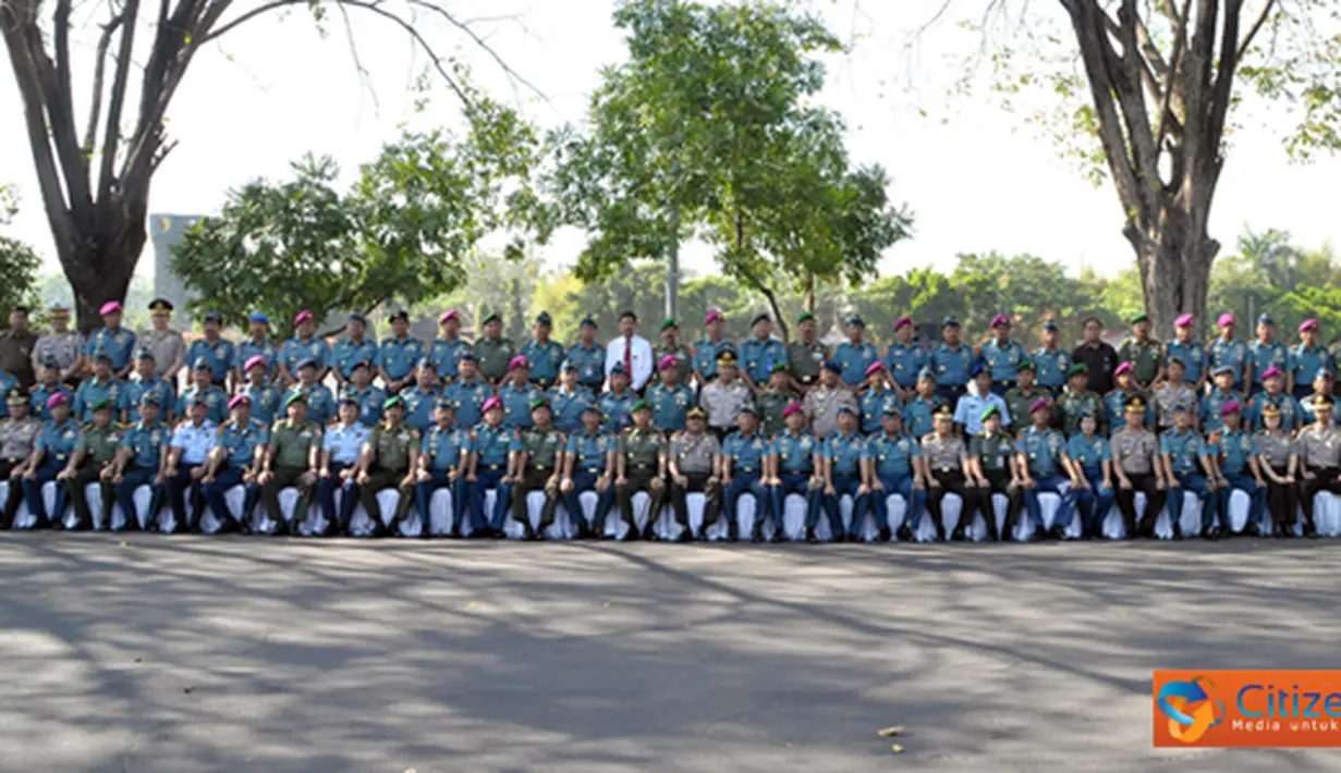 Citizen6, Surabaya: Selesai upacara dilanjutkan dengan foto bersama seluruh pejabat TNI dan Polri jajaran Garnisun Tetap III Surabaya. (Pengirim: Budi Abdillah).