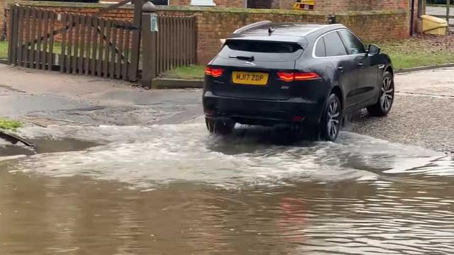 Jaguar F-Pace mogok saat menerjang banjir (ViralHog)