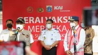 Menko PMK Muhadjir Effendy meninjau pelaksanaan vaksinasi COVID-19 yang dilakukan oleh PT Kereta Api Indonesia (KAI) dan PT Kereta Commuter Indonesia (KCI) di Stasiun Jakarta Kota, Jakarta Pusat, Kamis (29/7/2021). (Dok Kemenko PMK RI)