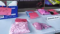 Bercak sperma di selimut, bra merah muda, dan celana dalam menjadi barang bukti kasus suami jual istri di Pasuruan. (Liputan6.com/ Dian Kurniawan)