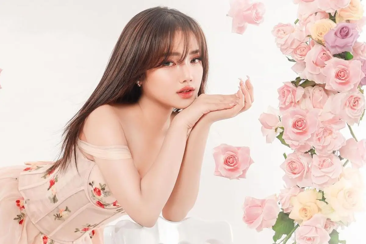 8 Potret Cantik Fuji Utami dengan Dress Floral di Pemotretan Terbaru, Disebut Mirip Kim Se Jeong