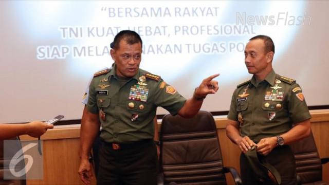 Panglima TNI Jenderal TNI Gatot Nurmantyo didampingi Kasad Jenderal TNI Mulyono, mengecek langsung server dan kabel fiber optik bawah laut milik perusahaan telekomunikasi asal Malaysia PT Sacofa