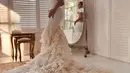 Gaun model turtleneck ini memiliki siluet yang membentuk tubuh dengan detail ruffles spektakuler di ujungnya.  Menurut Vogue, lebih dari 1.000 saputangan dilekatkan pada gaun itu untuk menciptakan rok ruffle yang tebal. (Instagram/ralphlauren).