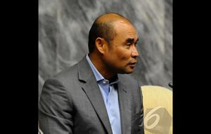  Ketua Fraksi Partai Nasdem DPR Victor Laiskodat hadir saat Fraksi Partai Nasdem memberikan keterangan pers terkait perdamaian di DPR yang semakin baik, Jakarta, Kamis (13/11/2014) (Liputan6.com/Andrian M Tunay)