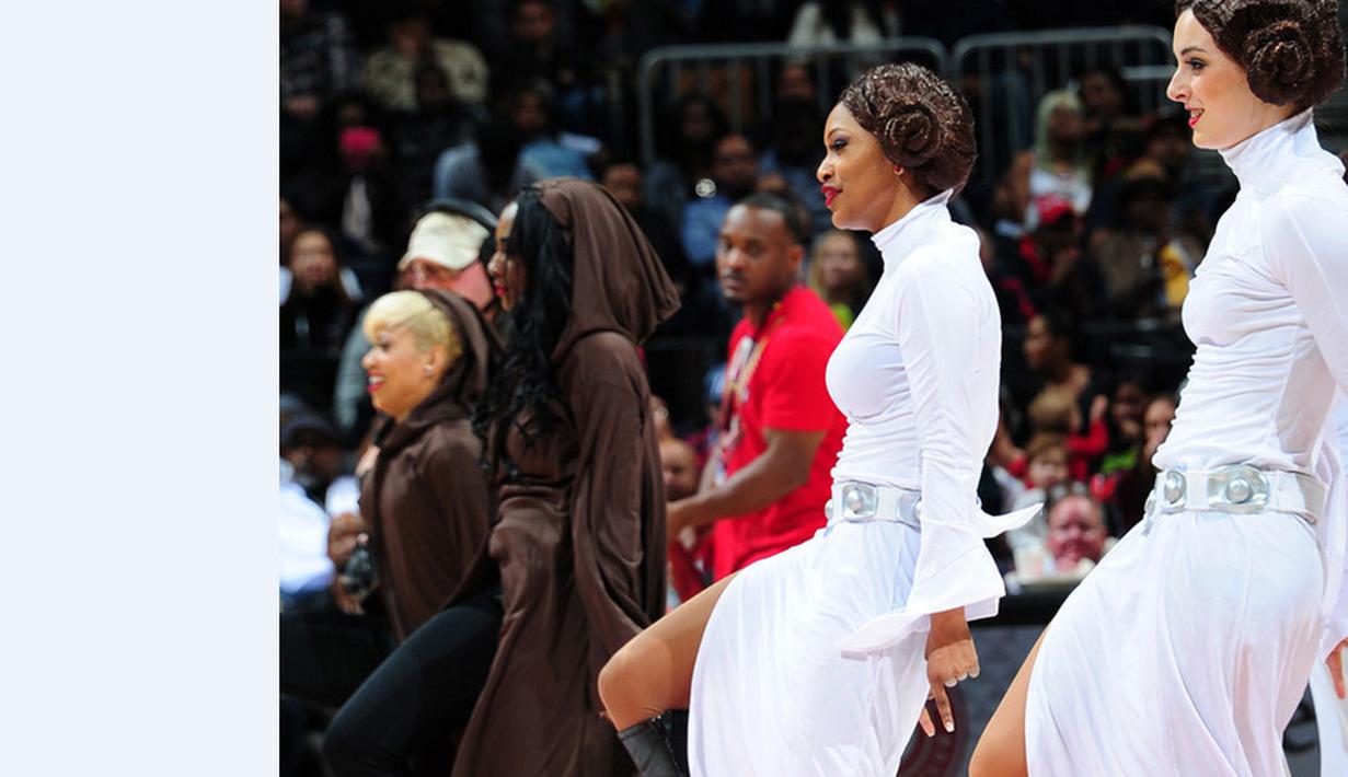 Atraksi ini sangat menghibur penonton yang juga sedang dilanda demam Star Wars. (Foto via Marca.com)