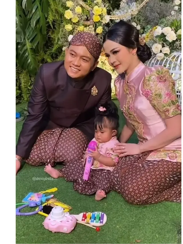 6 Potret Tedak Siten Cundamani Anak Denny Caknan, Pilih Mainan Mikrofon