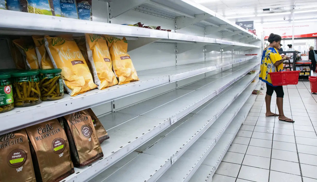 Terlihat rak kosong di supermarket dan banyak warga menghabiskan berjam-jam untuk antre guna mendapatkan stok kebutuhan di apotek maupun toko. (Delphine Mayeur / AFP)