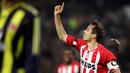 Selebrasi gelandang PSV Eindhoven, Phillip Cocu setelah mencetak gol ke gawang Fenerbahce pada laga fase Grup E Liga Champions 2005/2006 di Philips Stadium, Eindhoven (6/12/2005). Hingga pensiun pada Juli 2008, Phillip Cocu total bermain dalam 79 laga di Liga Champions bersama PSV dan Barcelona dengan torehan 9 gol dan 7 assist. Ia menjadi satu-satunya pemain dalam daftar tanpa raihan satu pun trofi Liga Champions. (AFP/ANP/Koen van Weel)