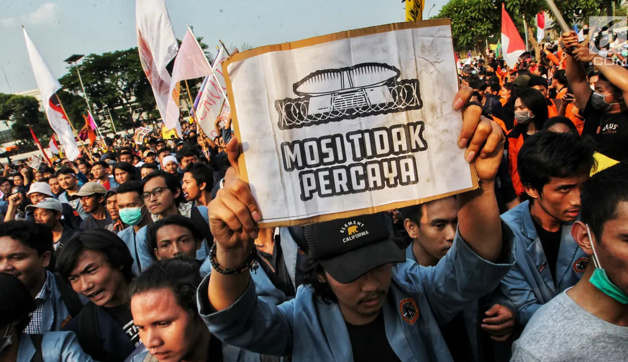 Mahasiswa membawa poster bertulis 'Mosi Tidak Percaya' saat berunjuk rasa di depan Gedung DPR/MPR, Jakarta, Senin (23/9/2019). Dalam aksinya mereka menolak pengesahan RUU KUHP dan revisi UU KPK. (Liputan6.com/JohanTallo)