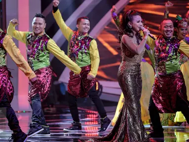 Rossa saat beraksi di panggung Indonesia Dangdut Awards (IDA) 2015, Jakarta, Rabu (28/10/2015). Perhelatan IDA 2015 menggambarkan bahwa musik dangdut telah menjadi bagian tidak terpisahkan dari masyarakat Indonesia. (Liputan6.com/Faizal Fanani) 