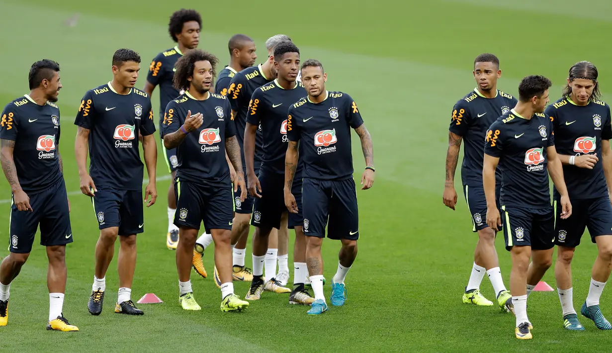 Para pemain Brasil saat mengikuti sesi latihan di Porto Alegre, Brasil, (29/8). Brasil akan menghadapi Ekuador dalam pertandingan sepak bola kualifikasi Piala Dunia 2018 pada 31 Agustus. (AP Photo / Andre Penner)