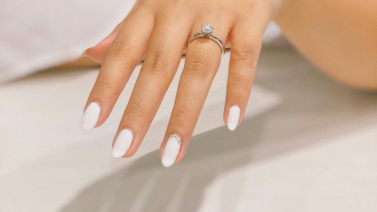 Tren Chrome Nails dan Glazed Donut Nails: Mana yang Lebih Wearable?