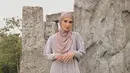 Kali ini Shireen Sungkar meluncurkan koleksi Ramadan lewat brad nya Shi by Shireen Sungkar. Salah satu koleksi yang patut dimiliki ialah dress plisket warna pastel bermotif. [@shibyshireen]