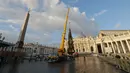Sebuah alat berat dikerahkan untuk mendirikan pohon Natal raksasa di Lapangan Santo Petrus, Vatikan, Kamis (22/11). Tahun ini, pohon Natal itu baru akan diresmikan pada 7 Desember dan lampunya tetap menyala hingga 13 Januari 2019. (AP/Andrew Medichini)