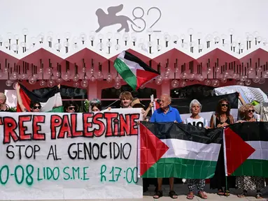 Sekelompok orang berunjuk rasa menyerukan aksi protes untuk mendukung rakyat Palestina, menjelang upacara pembukaan Festival Film Venesia ke-82 di Venesia Lido pada tanggal 27 Agustus 2025. (Tiziana FABI/AFP)