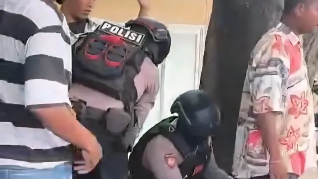 Tim Patroli Perintis Presisi Polres Metro Depok saat memeriksa sejumlah debt collector yang beroperasi di wilayah Depok.