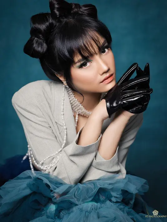 Disempurnakan dengan riasan mata yang ekspresif nuansa hijau cerah dan lipstik nuansa coral segar hasil tangan dingin MUA @slamwiyono.  [Credit: IG/@fdphotography90].