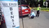 Petugas gabungan melakukan razia uji emisi di kawasan Lebak Bulus, Jakarta,&nbsp;Rabu (1/11/2023). Polda Metro Jaya dan Pemerintah Provinsi DKI Jakarta kembali menerapkan sanksi tilang uji emisi di wilayah DKI Jakarta bagi kendaraan bermotor yang tak lulus uji emisi. (merdeka.com/Arie Basuki)