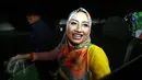 Shinta Bachir menaiki mobilnya usai mendatangi Polres Jakarta Selatan, Senin (8/6). Kedatangan Shinta untuk mempertanyakan kepada polisi mengenai inisial SB yang disebut-sebut sebagai dirinya. (Liputan6.com.Panji Diksana)